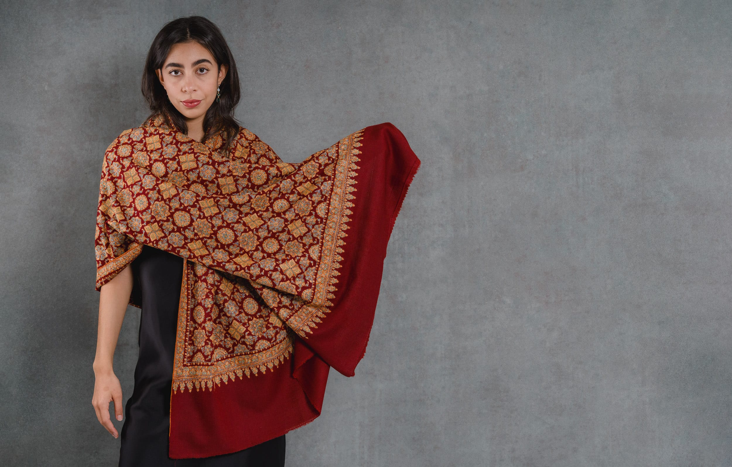 Elegante ProduktfotografieM Tuecher 80 Kaschmirschal bestickt